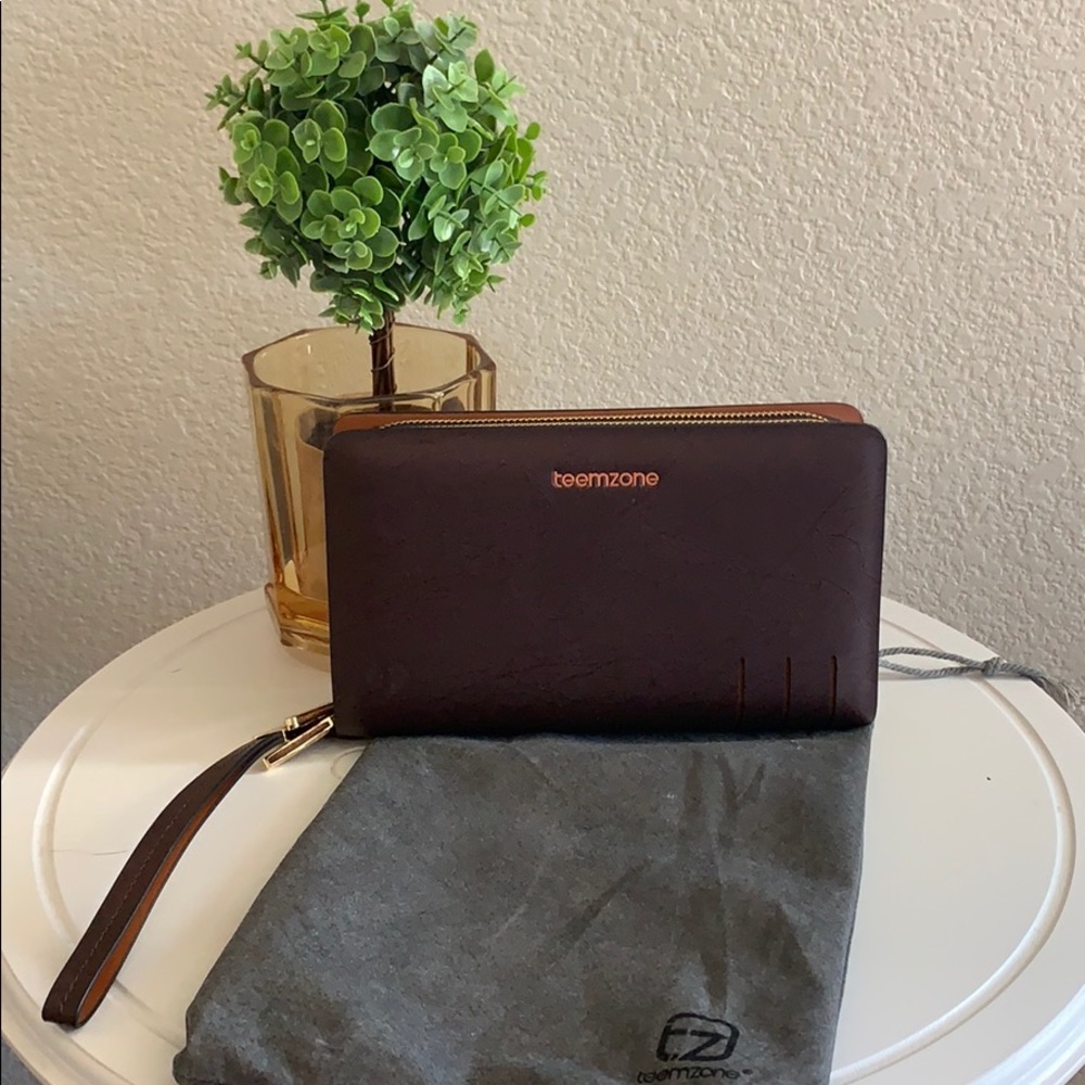 Teemzone all leather clutch/organizer NWOT